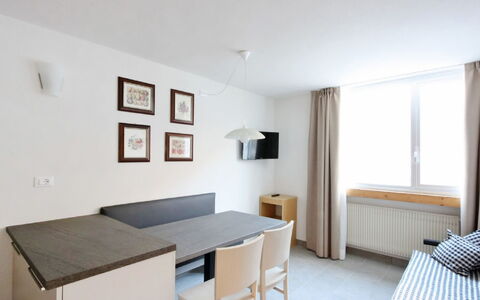 Kristall: Room, Furniture, Property, White, Interior Design, Building, Floor, Table, House, Bedroom