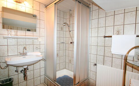 Dias: Bathroom, Property, Room, Tile, Interior Design, Real Estate, Building, Architecture, House, Floor