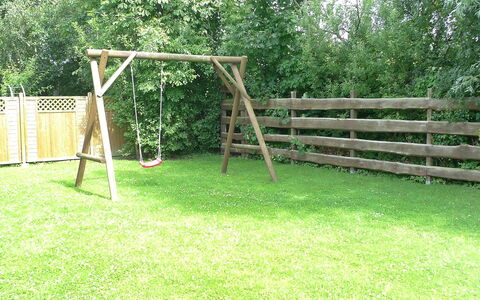 Molenstrasse: Swing, Grass, Backyard, Yard, Lawn, Outdoor Play Equipment, Fence, Land Lot, Tree, Playground