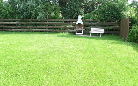 Molenstrasse: Lawn, Grass, Property, Yard, Backyard, Land Lot, Grass Family, Fence, Garden, Grassland