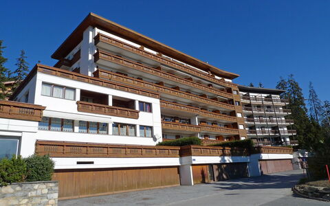 Résidence Christina Apt. 305: Building, Property, Architecture, Residential Area, House, Apartment, Mixed-Use, Facade, Real Estate, Condominium