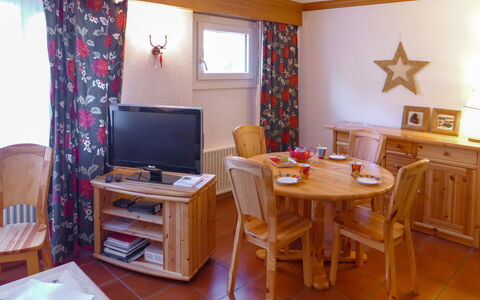 Résidence Christina Apt. 305: Table, Furniture, Property, Window, Curtain, Chair, Wood, Television, Interior Design, Living Room