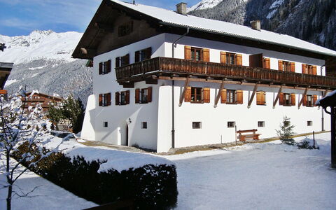 Mühlbach: Snow, Mountain, Sky, Property, Window, Building, Plant, House, Cloud, Slope