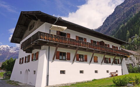 Mühlbach: Cloud, Sky, Plant, Mountain, Property, Window, Building, Highland, Tree, Facade