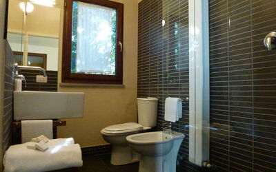 Tipo B 130.4: Bathroom, Room, Property, Interior Design, Building, Plumbing Fixture, Floor, Tile, Real Estate, Toilet