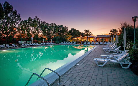 Cecina 250: Water, Sky, Plant, Swimming Pool, Cloud, Tree, Body Of Water, Outdoor Furniture, Leisure, Arecales