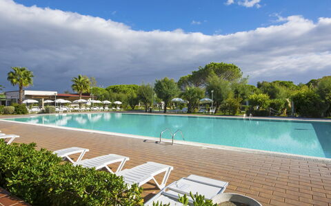 Cecina 250: Water, Cloud, Plant, Sky, Swimming Pool, Azure, Tree, Outdoor Furniture, Shade, Building