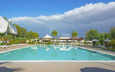 Cecina 250: Water, Sky, Cloud, Plant, Swimming Pool, Azure, Tree, Shade, Arecales, Leisure