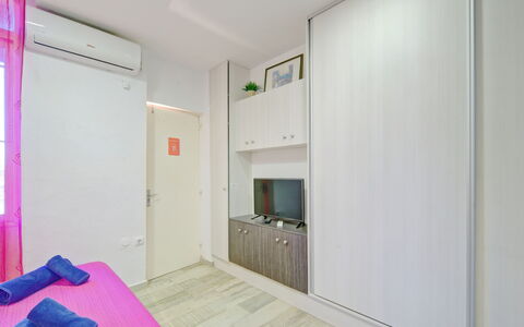 Calpe Calp 914: Building, Television, Comfort, House, Cabinetry, Home Appliance, Flooring, Floor, Wood, Living Room