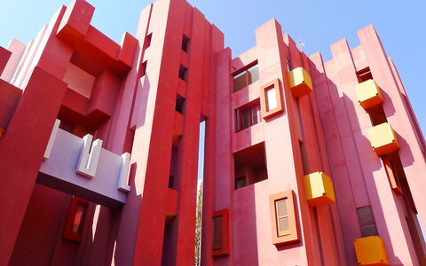 Calpe Calp 914: Sky, Urban Design, Pink, Plant, Red, Residential Area, Window, Building, Facade, Tower Block