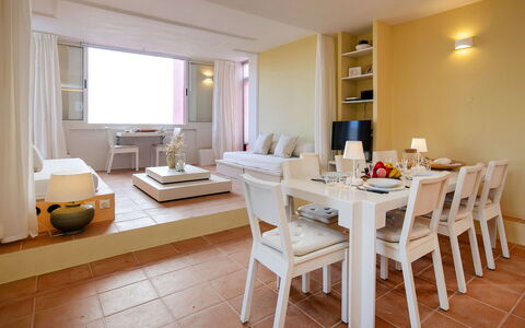Accommodation:&nbsp;Muralla Roja 914.4