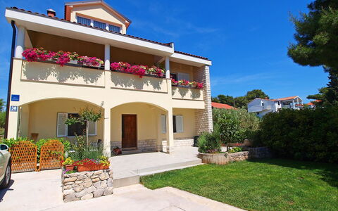 Brodarica 101: Plant, Sky, Building, Wheel, Window, House, Tree, Shade, Residential Area