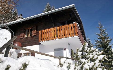 Chalet les 3 Marmottes: Snow, Winter, Property, House, Tree, Home, Sky, Architecture, Freezing, Mountain