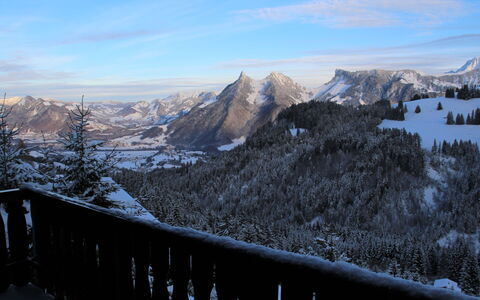 Chalet les 3 Marmottes: Sky, Cloud, Mountain, Snow, Slope, Fence, Highland, Natural Landscape, Terrain, Freezing
