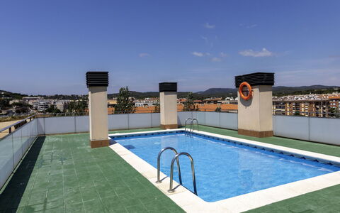 Marina: Water, Sky, Swimming Pool, Rectangle, Building, Grass, Leisure, Composite Material, Plant, Real Estate