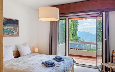 Superpanorama Ii: Furniture, Interior Design, Room, Wood, Floor, Ceiling, Flooring, Textile, Bed, Bedroom