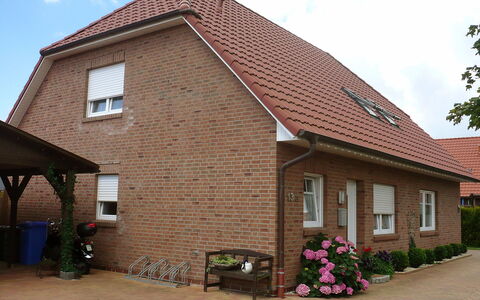 Reissmann: Plant, Building, Cloud, Sky, Property, Window, Flower, House, Architecture, Land Lot
