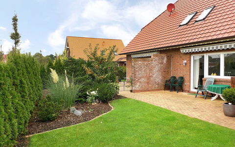 Reissmann: Property, Yard, House, Lawn, Real Estate, Home, Grass, Residential Area, Backyard, Building