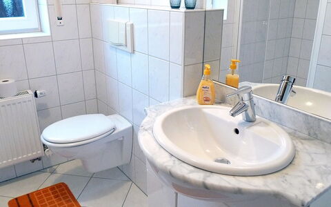 Reissmann: Bathroom, Property, Toilet, Tap, Room, Plumbing Fixture, Tile, Bathroom Accessory, Sink, Wall