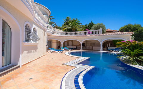 Luxemburg: Water, Daytime, Plant, Sky, Azure, Tree, Window, Architecture, Swimming Pool, Leisure