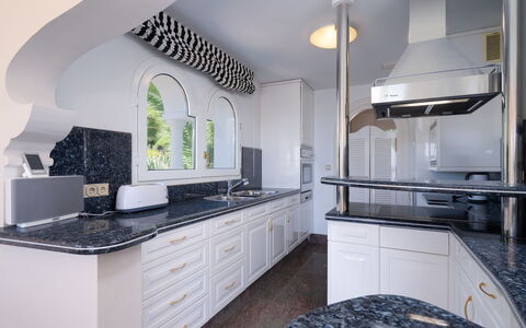 Luxemburg: Cabinetry, Countertop, Property, Sink, Furniture, Kitchen Stove, Kitchen Appliance, Kitchen, Tap, Lighting