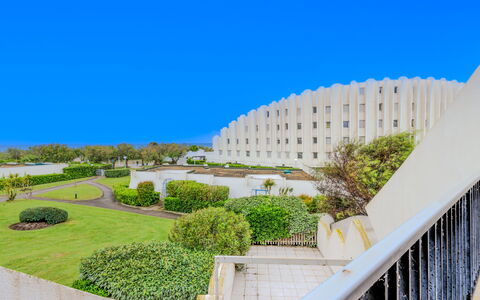 Le Parador: Sky, Building, Plant, Tree, Urban Design, Condominium, Fence, Facade, Tower Block, City