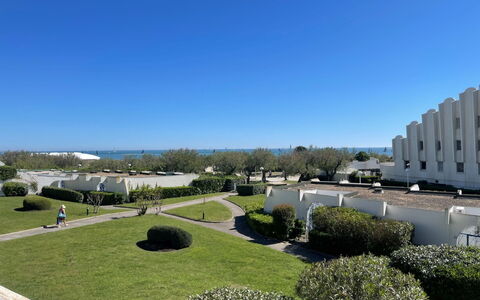 Le Parador: Sky, Plant, Daytime, Property, Building, Tree, Land Lot, Urban Design, Residential Area, Grass
