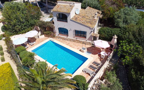 Lisa: Water, Property, Building, Swimming Pool, Plant, Tree, Window, House, Urban Design, Leisure