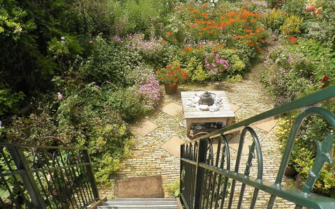 Dijkhuisje: Vegetation, Tree, Garden, Walkway, Leaf, Botany, Stairs, Spring, Plant, House