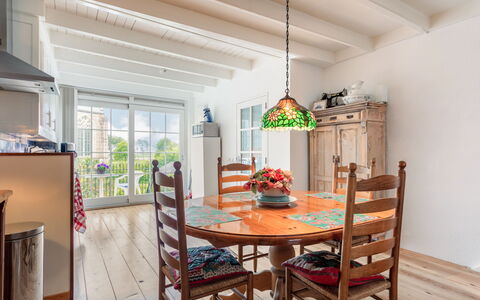 Dijkhuisje: Table, Furniture, Property, Cabinetry, Chair, Wood, Interior Design, Kitchen, Flooring, Floor