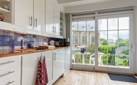 Dijkhuisje: Cabinetry, Property, Countertop, Plant, Wood, Window, Architecture, Interior Design, Flooring, Building