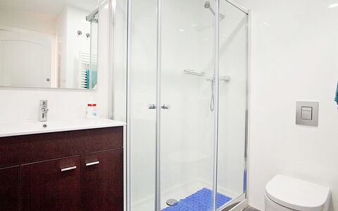 Eixample Esquerre Gran Via Balmes: Bathroom, Room, Property, Shower Door, Plumbing Fixture, Door, Shower, Glass, Architecture, Interior Design