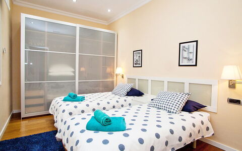 Eixample Esquerre Gran Via Balmes: Bedroom, Room, Furniture, Bed, Property, Bed Sheet, Interior Design, Bed Frame, Bedding, Wall