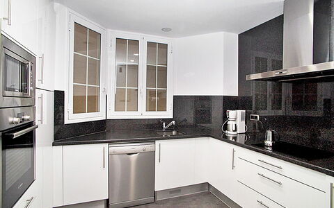 Eixample Esquerre Gran Via Balmes: Countertop, Room, Cabinetry, Kitchen, Property, Furniture, Interior Design, Building, Home, House