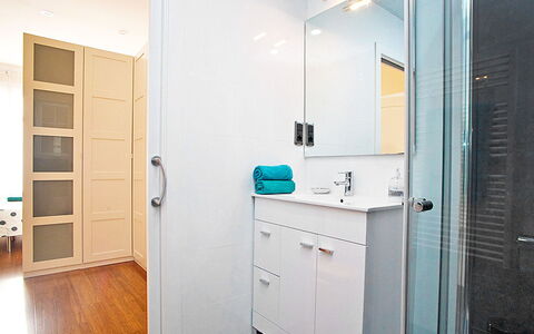 Eixample Esquerre Gran Via Balmes: Room, Property, Bathroom, Furniture, Interior Design, Real Estate, Building, House, Architecture, Floor