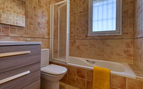 Anguilaga: Bathtub, Plumbing Fixture, Property, Window, Tap, Bathroom, Wood, Purple, Interior Design