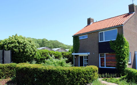 Moesbosch: Plant, Sky, Window, Building, Land Lot, House, Grass, Hedge, Shrub, Residential Area
