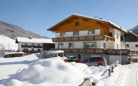 Obernberg: Sky, Snow, Building, Window, Car, House, Slope, Mountain, Tree, Mountainous Landforms