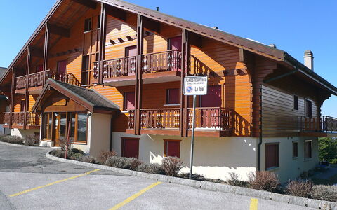 Résidence la Joie N° 1: Sky, Building, Plant, Window, Wood, House, Neighbourhood, Urban Design, Cottage, Siding