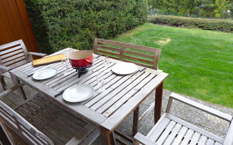 Résidence la Joie N° 1: Table, Plant, Furniture, Tableware, Property, Chair, Outdoor Table, Outdoor Furniture, Wood, Grass