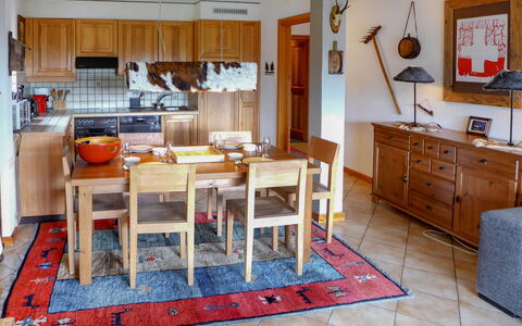 Résidence la Joie N° 1: Furniture, Table, Property, Cabinetry, Countertop, Wood, Interior Design, Drawer, Chair, Kitchen
