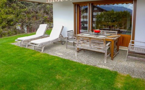 Résidence la Joie N° 1: Property, Furniture, Plant, Shade, Outdoor Furniture, Building, Tree, Outdoor Table, Rectangle, Land Lot