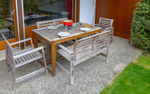 Résidence la Joie N° 1: Table, Plant, Furniture, Outdoor Table, Outdoor Furniture, Wood, Rectangle, Chair, Building, Flooring