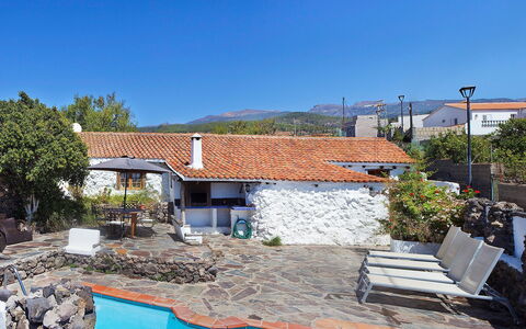 Pepa: Property, House, Real Estate, Residential Area, Building, Roof, Sky, Home, Swimming Pool, Vacation