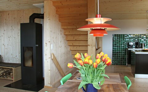 Börtji: Room, Property, Interior Design, Furniture, Ceiling, Home, Houseplant, Table, Dining Room, Flower