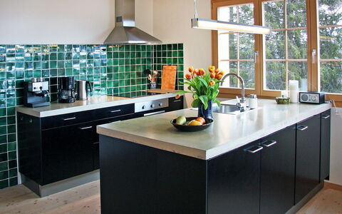 Börtji: Countertop, Room, Kitchen, Cabinetry, Furniture, Property, Kitchen Stove, Interior Design, Tile, Building