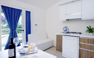 Accommodation:&nbsp;De Luxe Plus 140.15