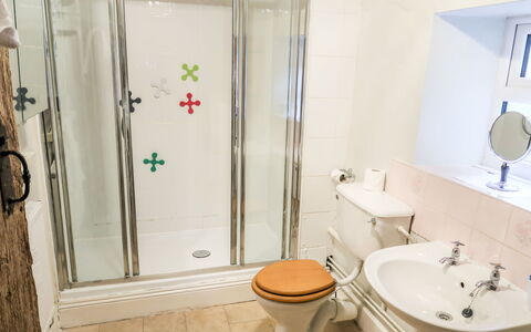 Moonfleat Cottage: Sink, Plumbing Fixture, Property, Bathroom Sink, Tap, Mirror, Shower Door, Toilet Seat, Bathroom, Toilet