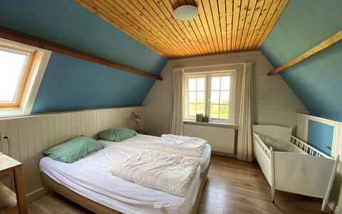 Wiringherlant: Furniture, Property, Building, Window, Comfort, Azure, Wood, Shade, Floor, Bed
