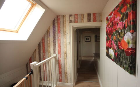 Wiringherlant: Property, Wood, Building, Lighting, Architecture, Interior Design, Flooring, Floor, Hall, Window